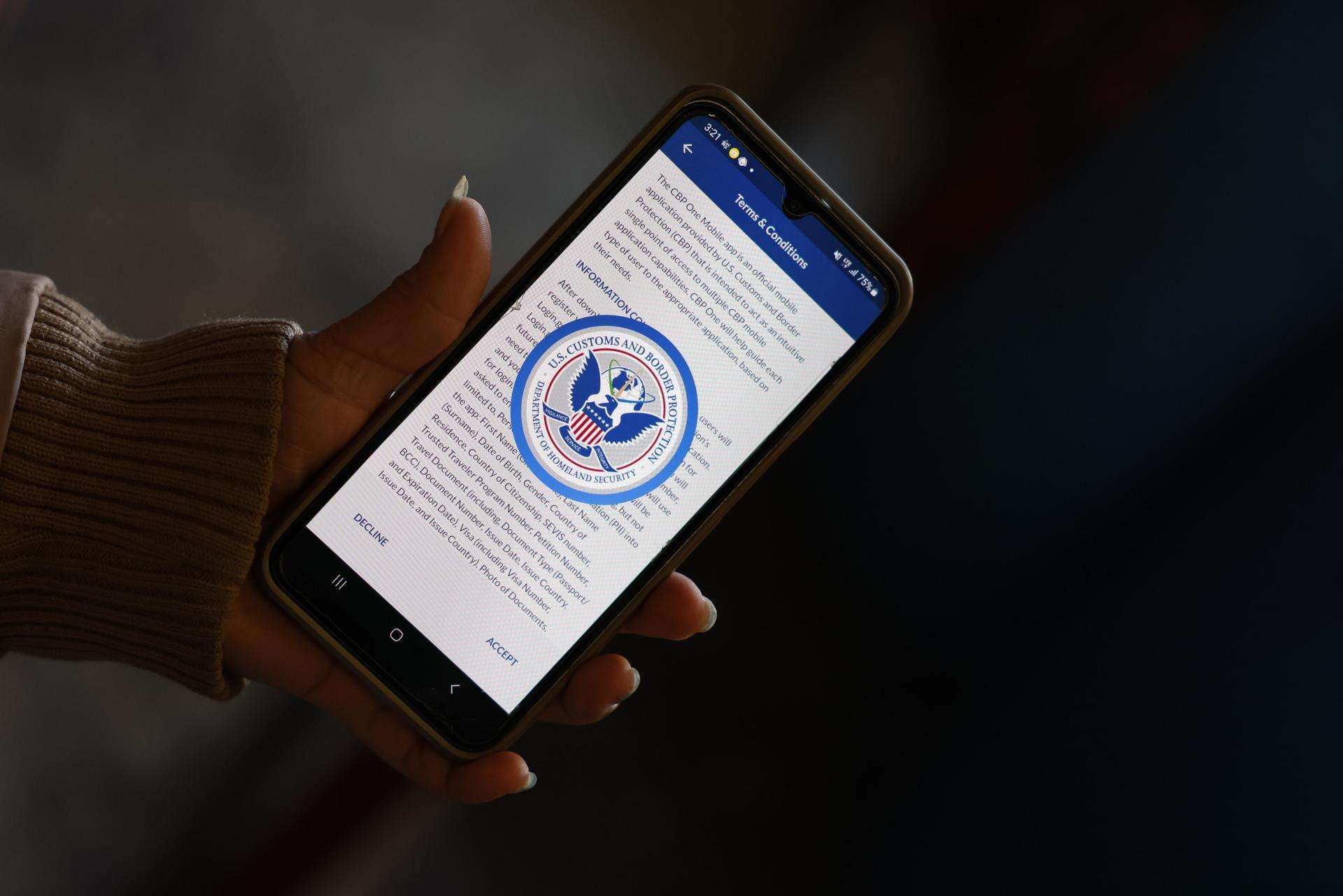 CBP One, que permitía a migrantes entrar a EEUU a través de la frontera, deja de funcionar