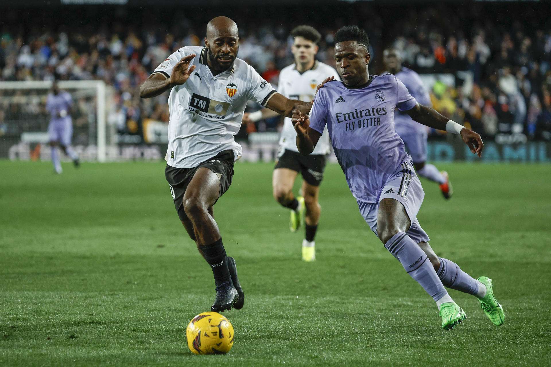 Real Madrid busca liderato, Valencia pelea por salir del descenso