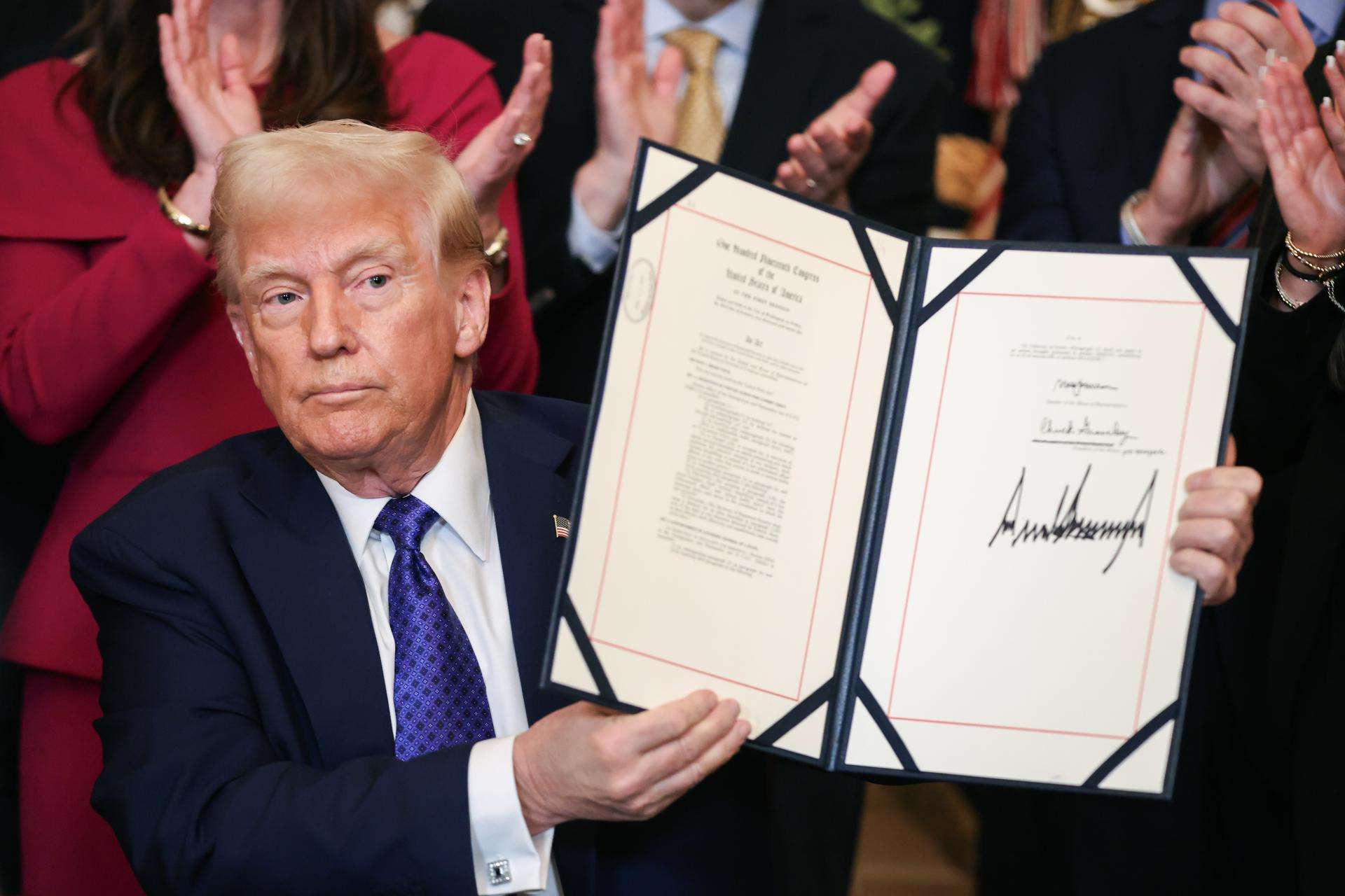 Trump firma decreto para prohibir la enseñanza de teorías de raza y género en las escuelas