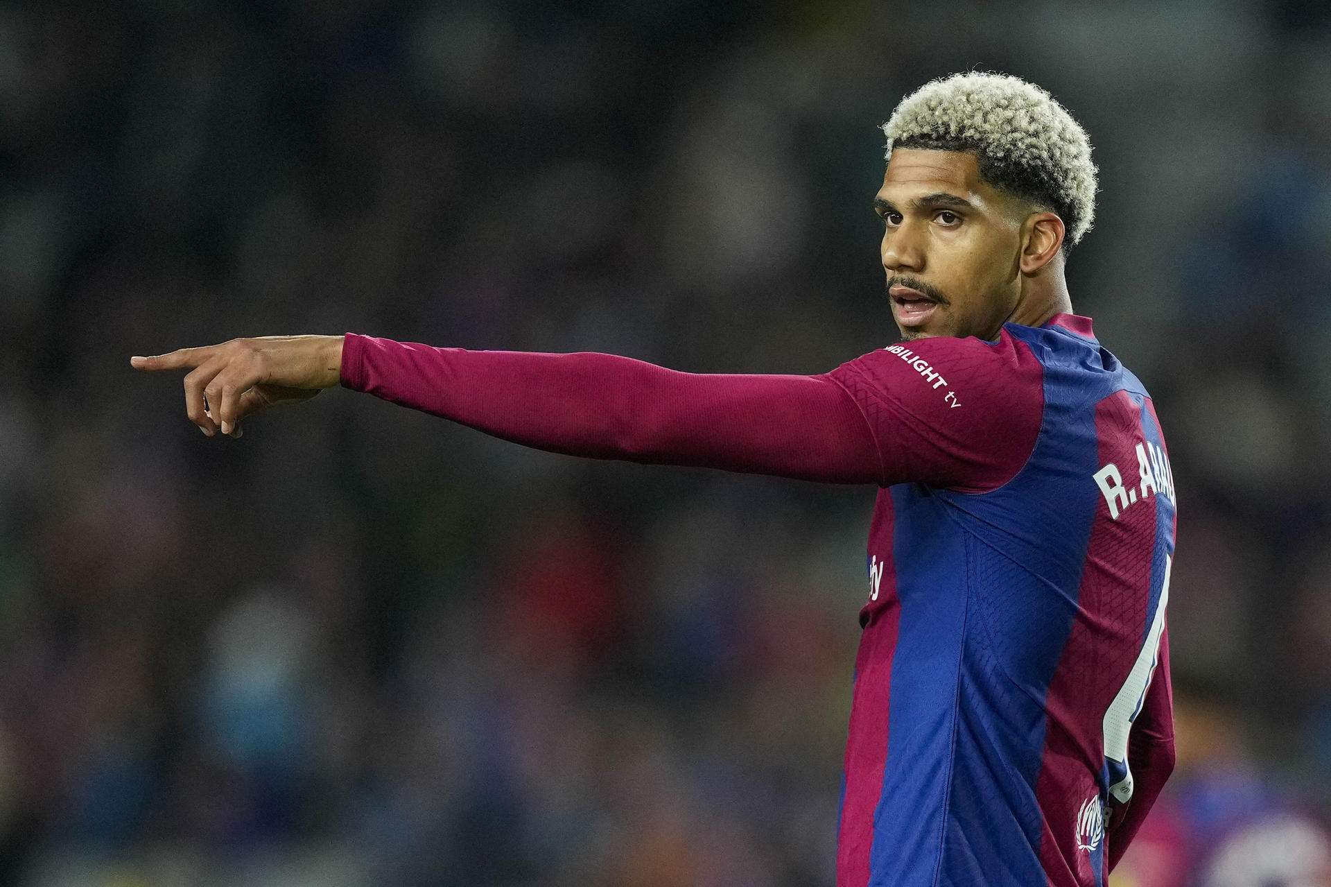 Ronald Araujo renueva con el Barcelona hasta junio de 2031