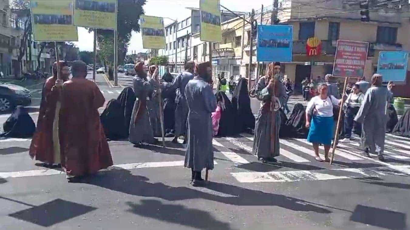 EN FOTOS | Bloqueo de la comunidad Lev Tahor complica el tránsito en avenida Elena