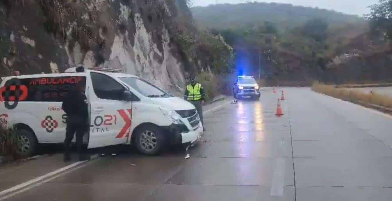 EN VIDEO | Ambulancia bloquea carril tras accidente en ruta al Atlántico