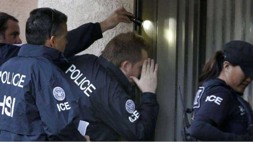 EN VIDEO | Supuestos agentes de la ICE tocan la puerta de casas hispanas
