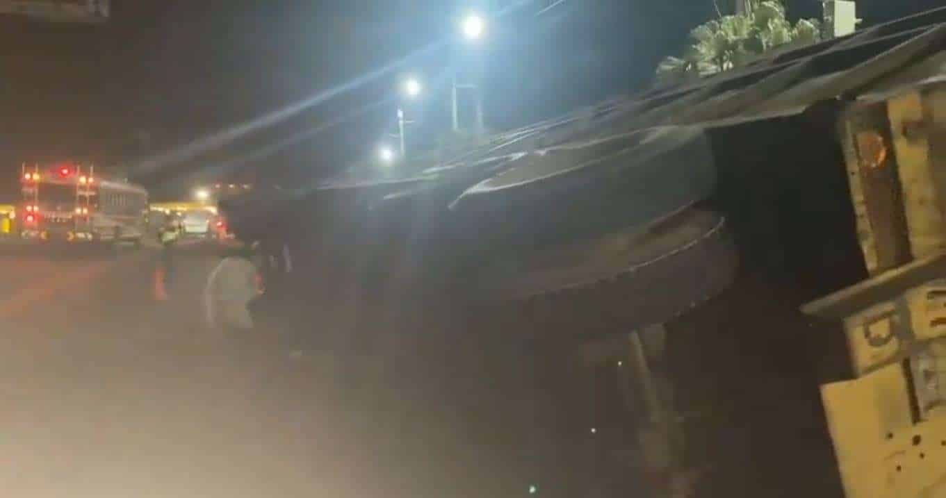 EN VIDEO | Así quedó el tráiler que volcó en Mazatenango