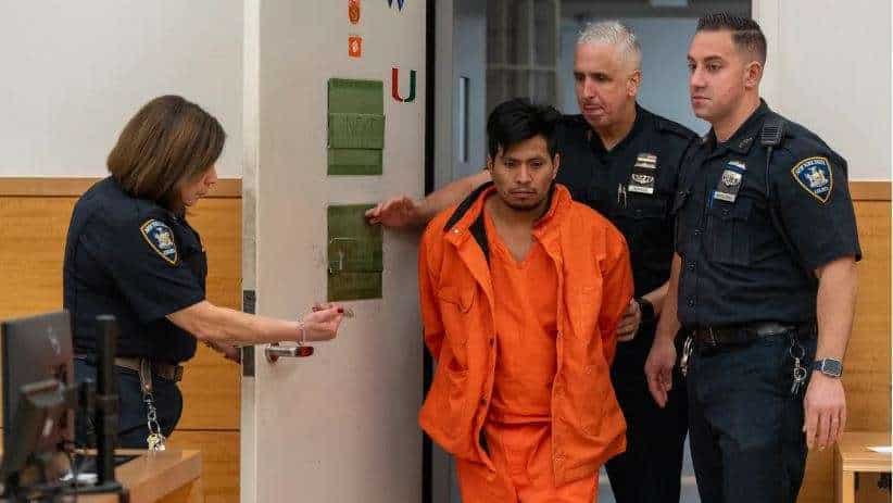 Guatemalteco acusado de quemar a una mujer en metro de Nueva York se declara no culpable