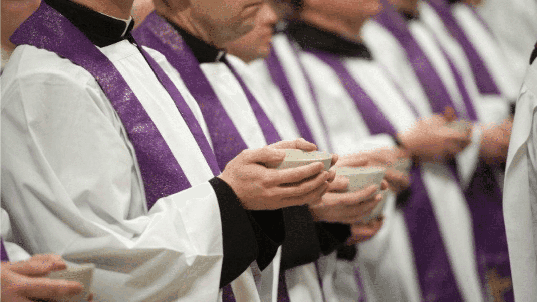 Iglesia italiana admite sacerdotes homosexuales bajo estrictas condiciones