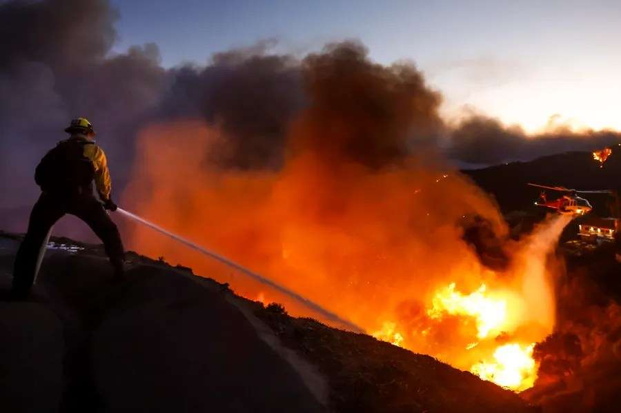 Lluvias el fin de semana esperan dar tregua a incendios en Los Ángeles