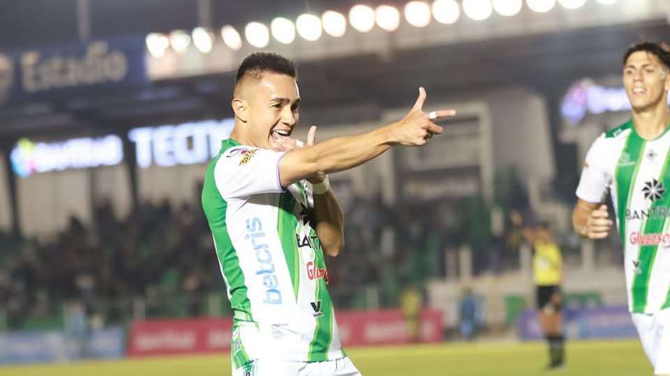 Óscar Santis firma doblete en triunfo de Antigua GFC sobre Guastatoya