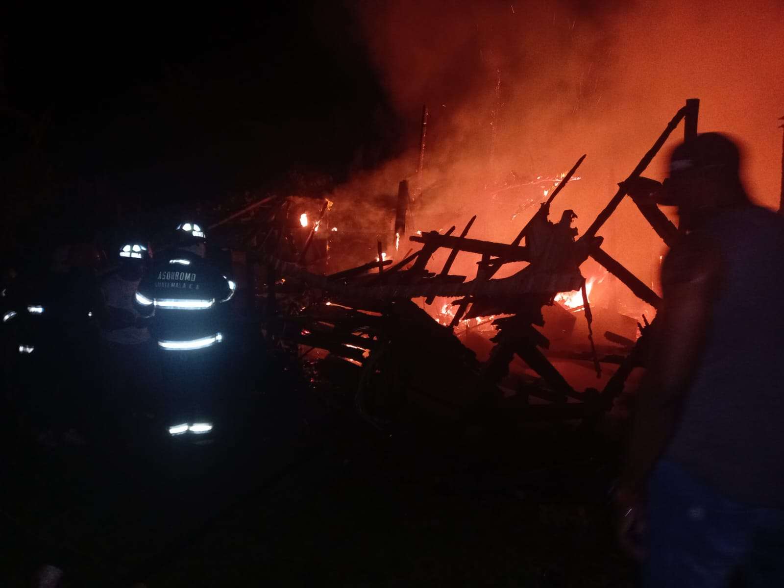 EN FOTOS | Controlan incendio en barrio París, Livingston, Izabal