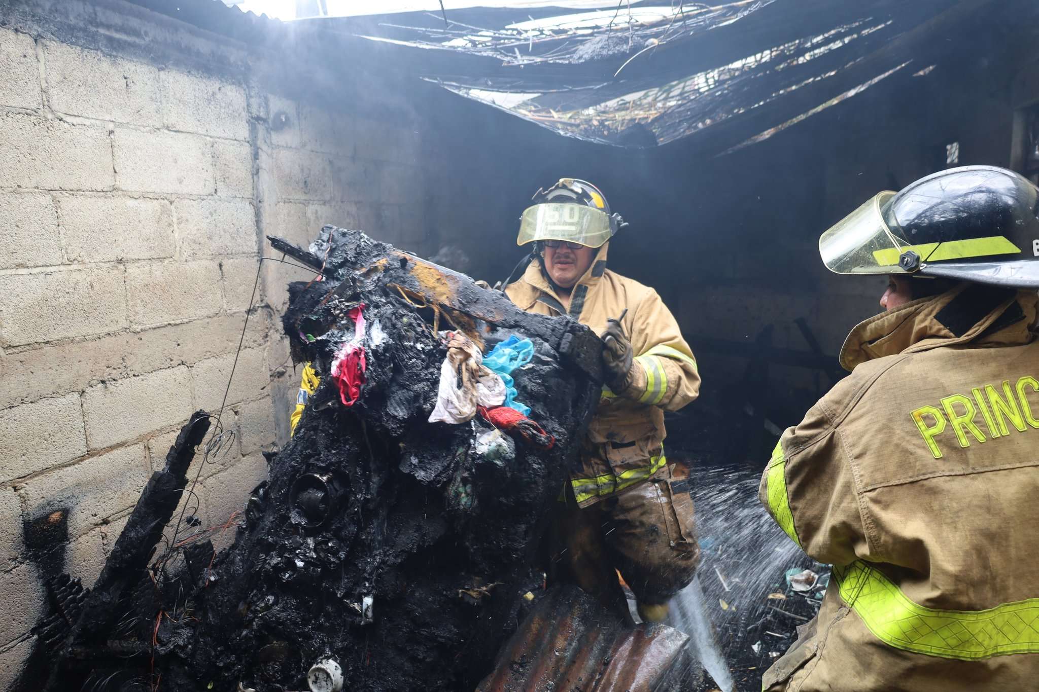 EN FOTOS | Bomberos controlan incendio estructural en zona 1 de Mixco