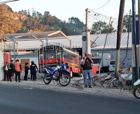 EN VIDEO | Autobús se empotra en portón de empresa en ruta al Pacífico