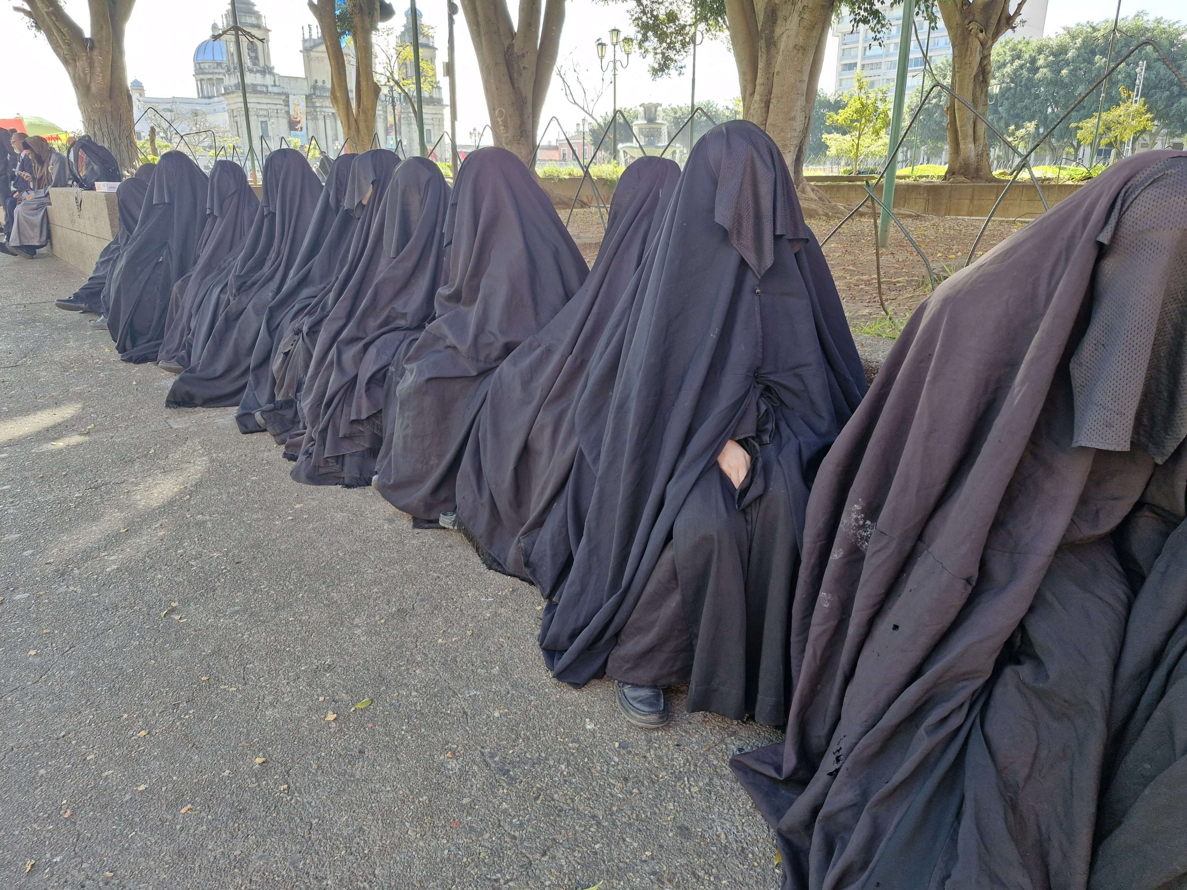 Con megáfonos y pancartas: Lev Tahor toma la Plaza de la Constitución