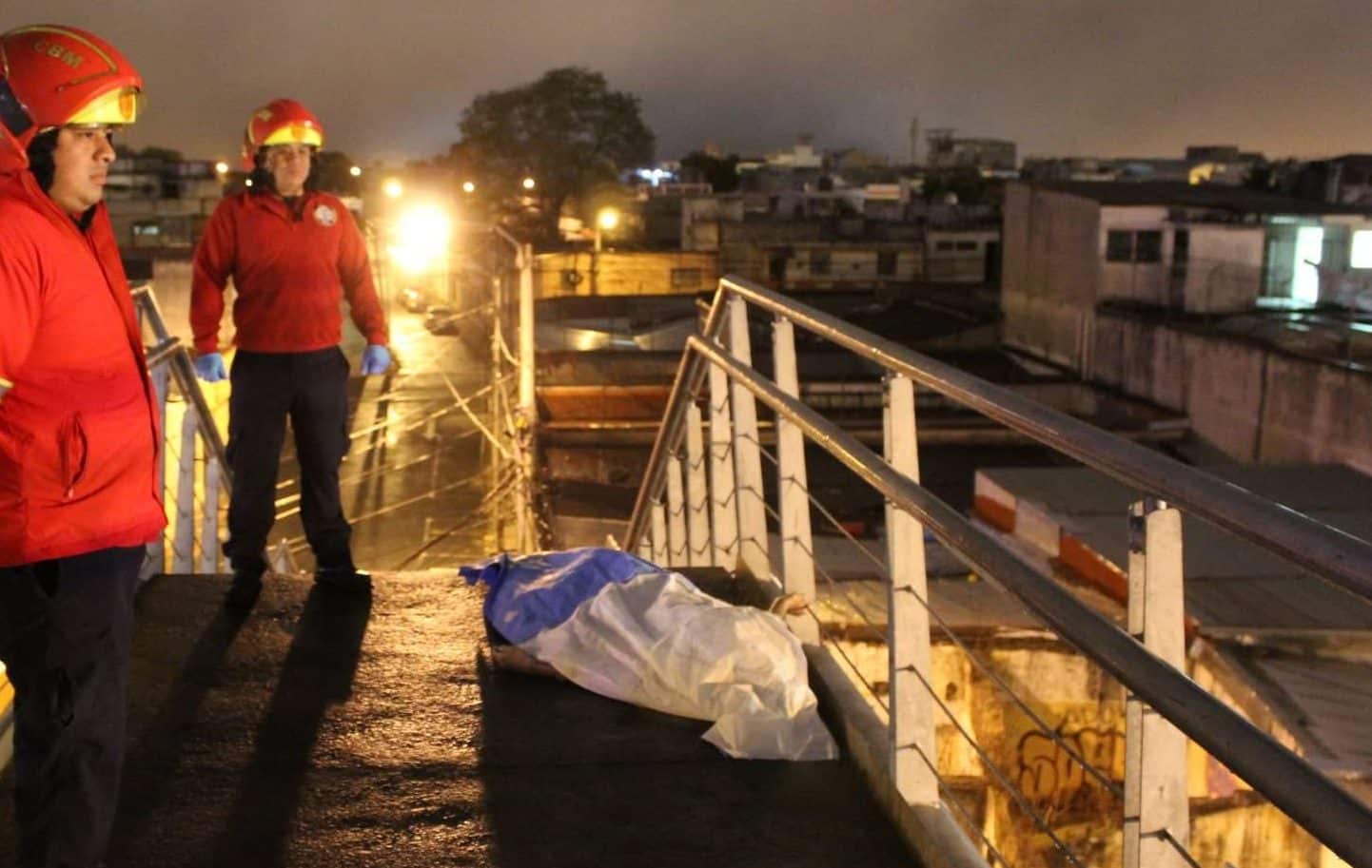 EN FOTOS | Hombre es hallado sin vida en pasarela de zona 7