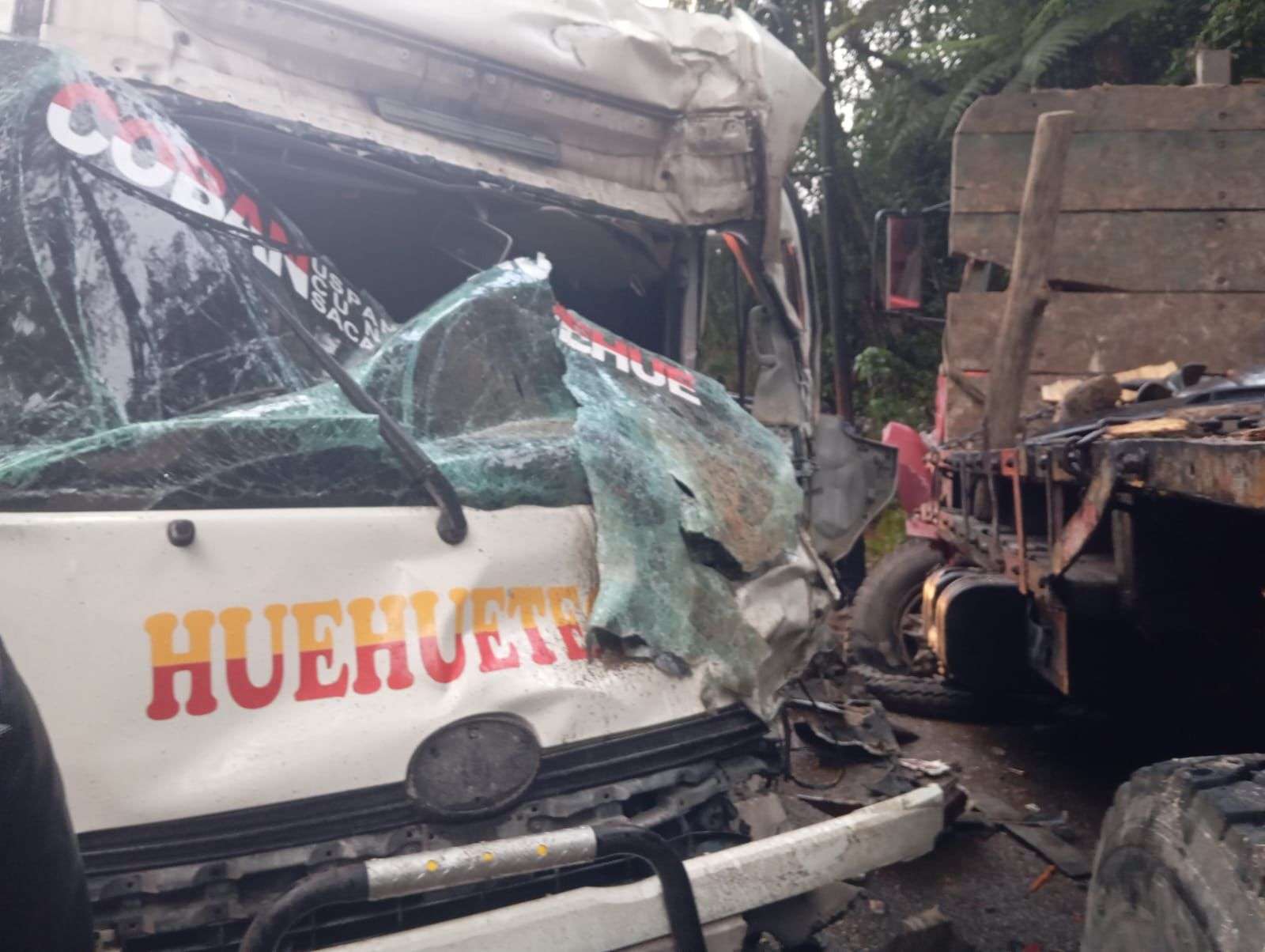 EN IMÁGENES | Autobús y camión dejan heridos en Baja Verapaz tras accidente