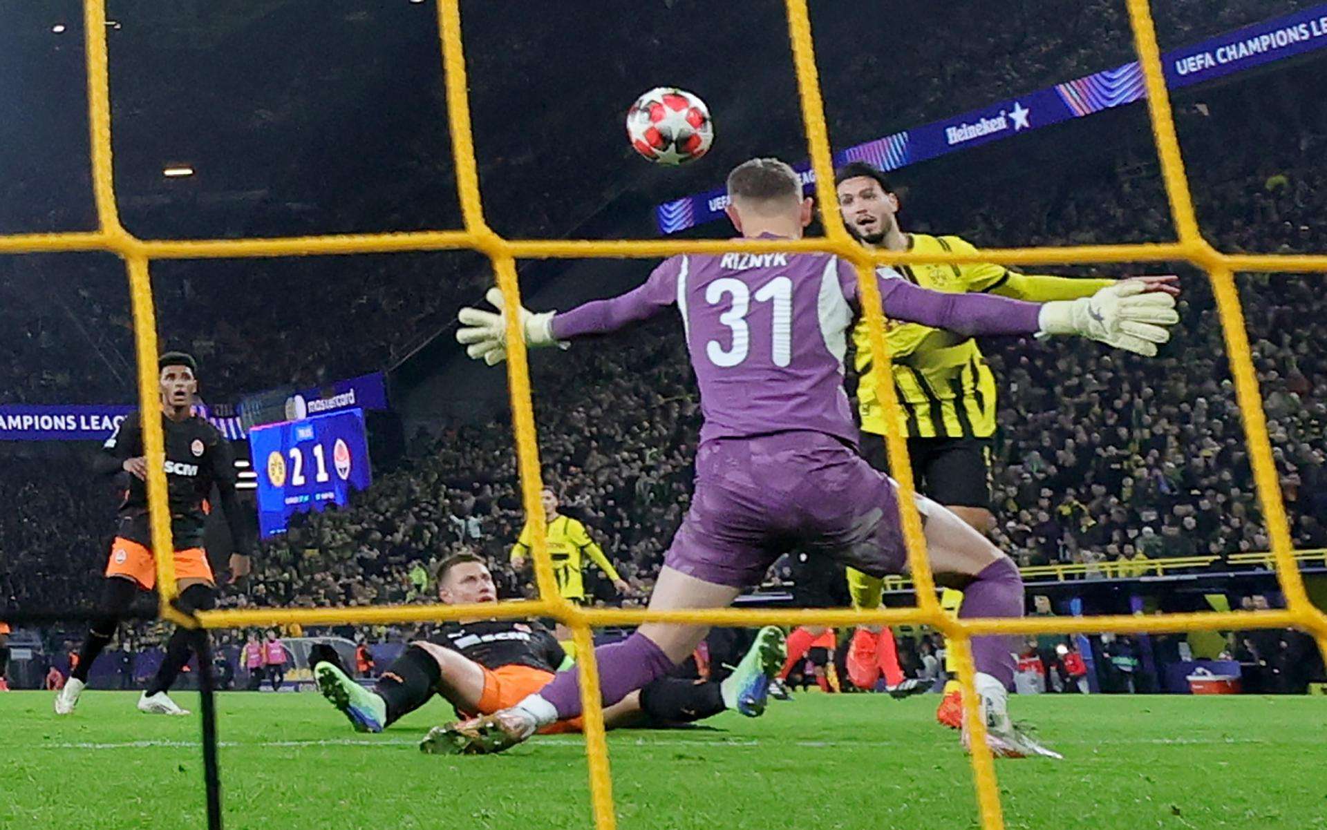 Dortmund vence, pero otros resultados lo condenan a la eliminatoria previa
