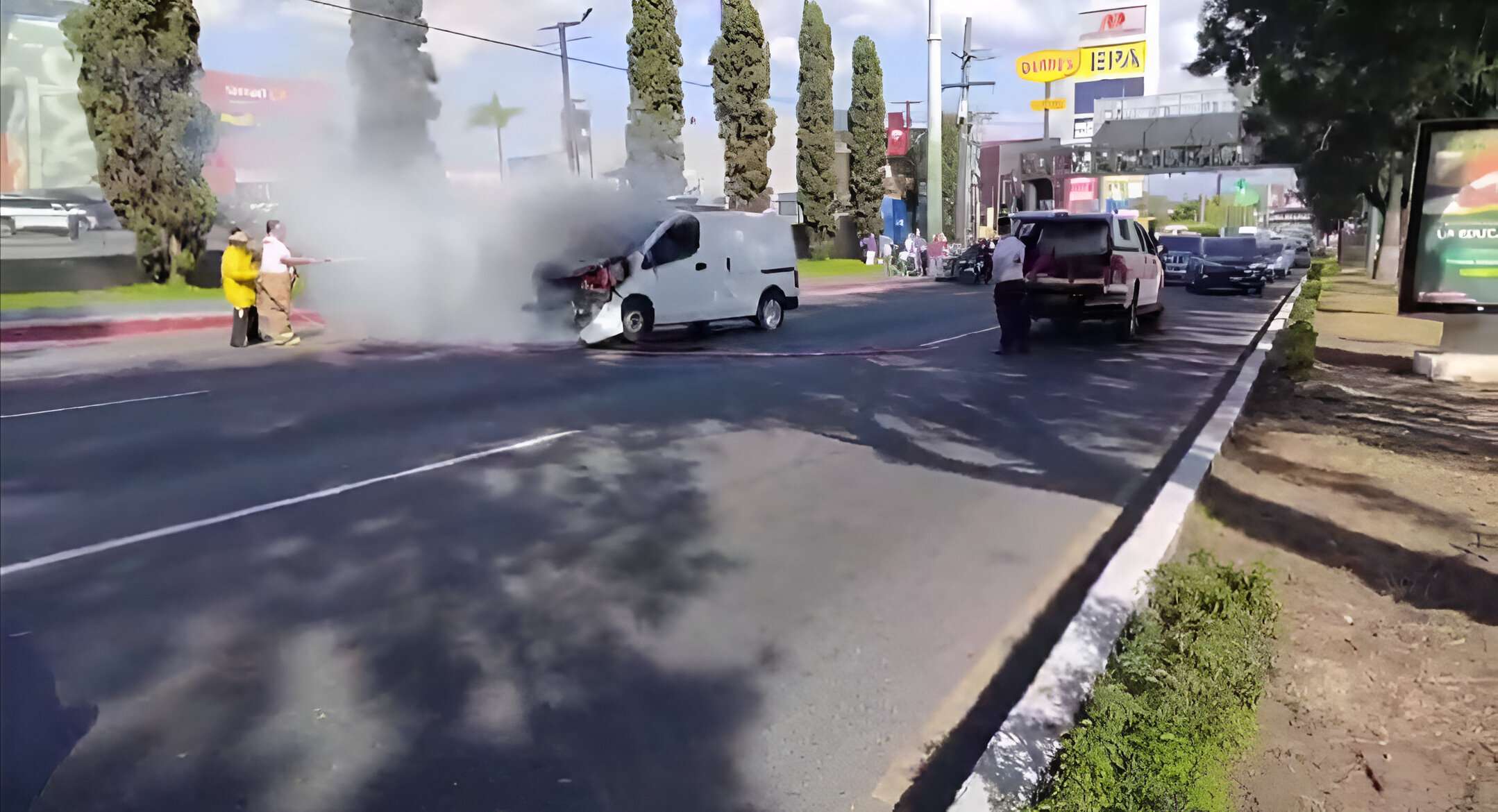 EN VIDEO | Panel se incendia en la Calzada Roosevelt