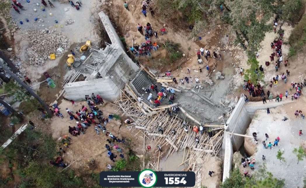 Colapsa puente en construcción y deja 25 heridos en Quiché