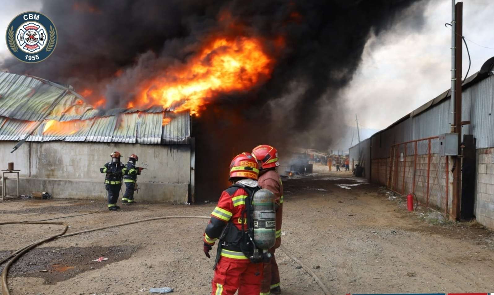 EN VIDEO | Se incendia recicladora en ruta al Pacífico