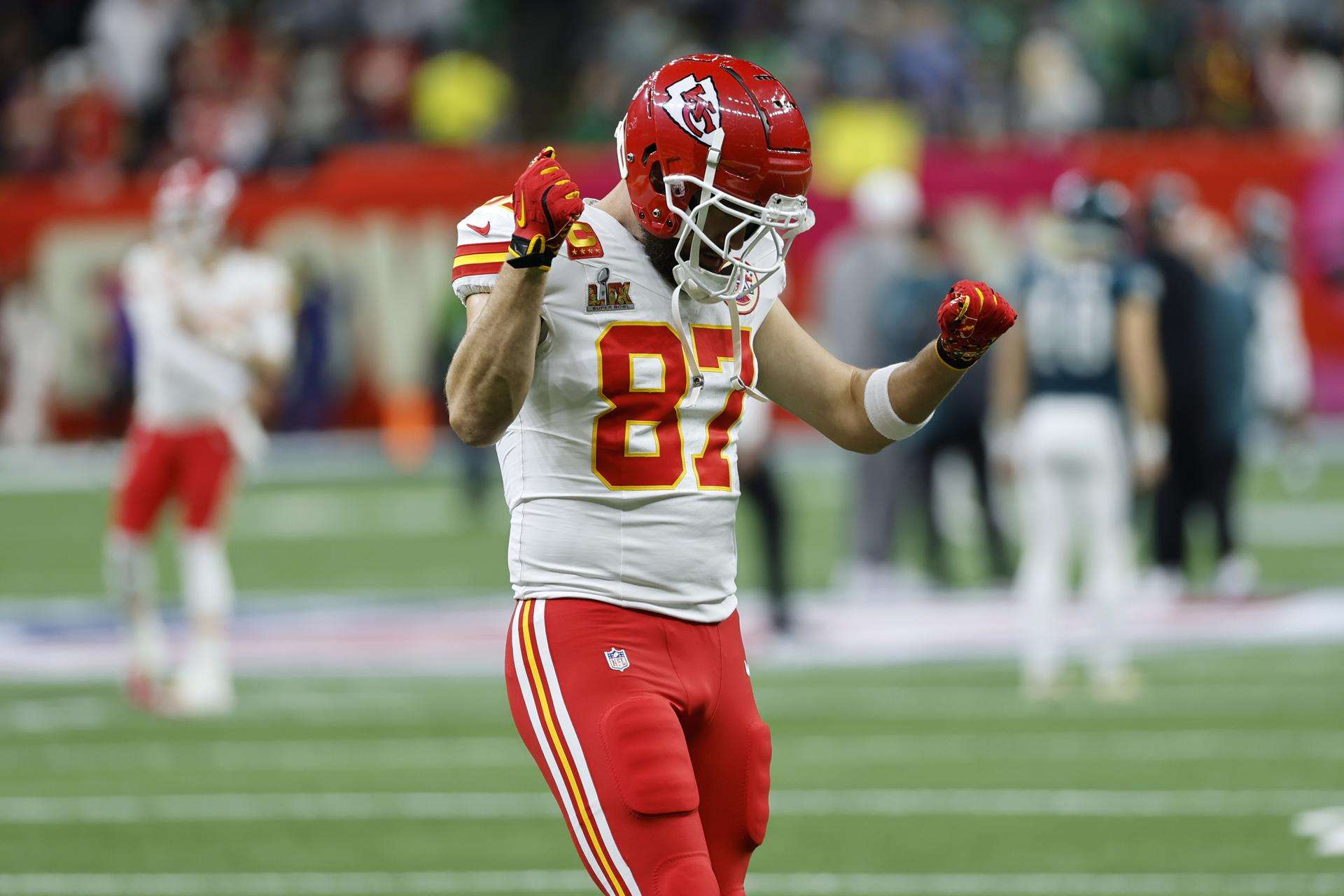 Los Chiefs confirman que Travis Kelce no se retira y jugará su temporada número 13