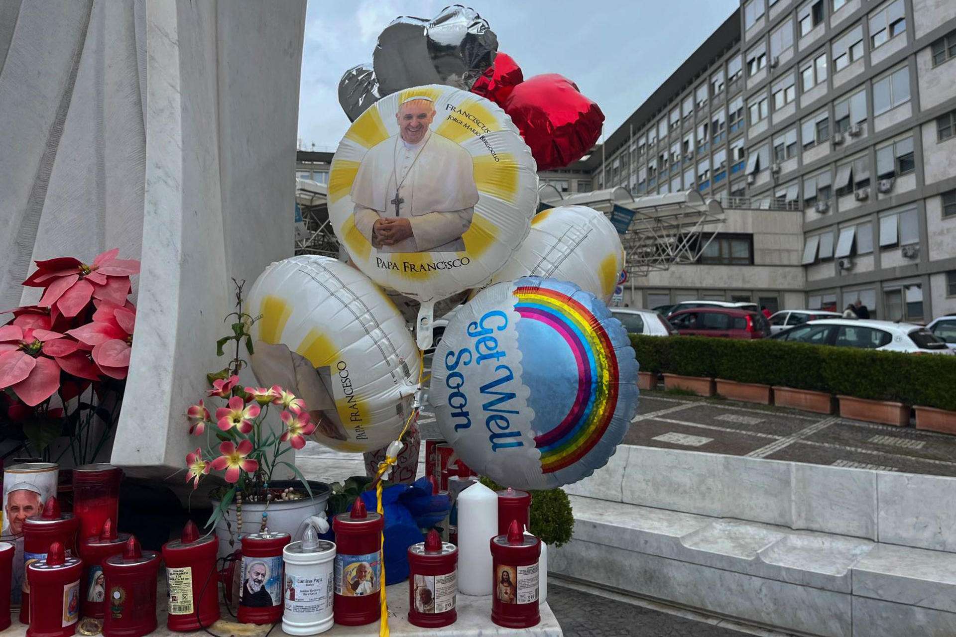 El papa experimenta una «leve mejoría» y retoma algunas tareas de trabajo en el hospital