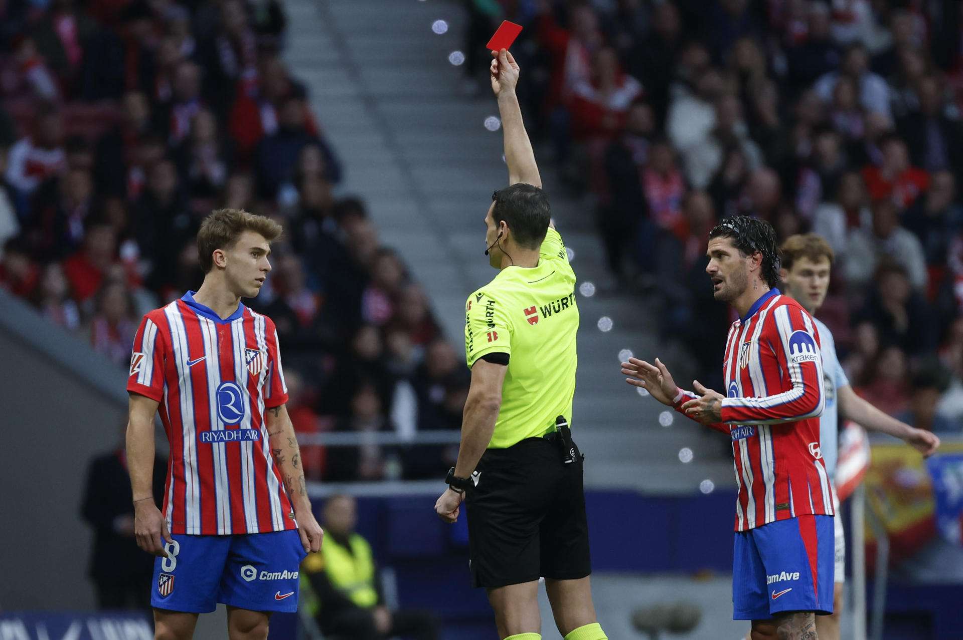 Jugador del Atlético de Madrid es expulsado al minuto 6