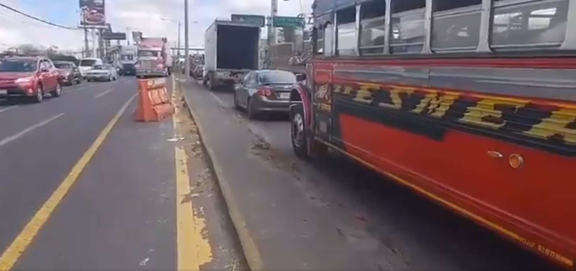 ¿Peligro en la subida de Villalobos? Tráfico colapsado por derrame de combustible