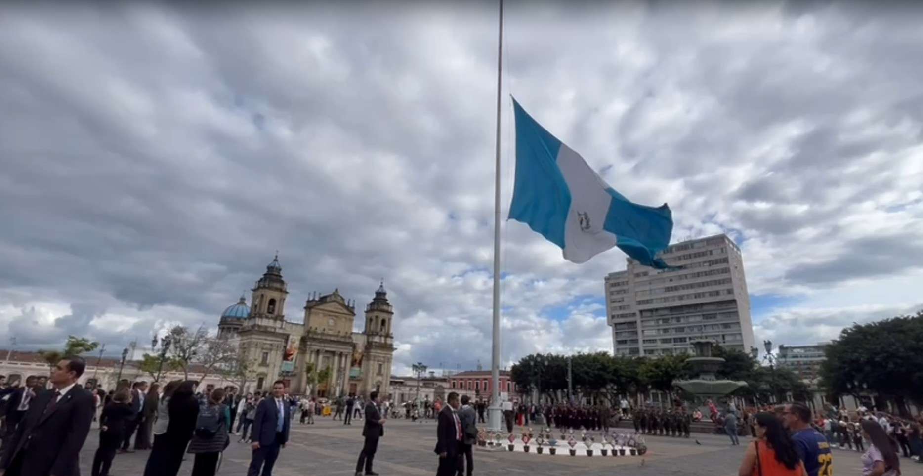 Guatemala se viste de luto: La bandera ondea a media asta en homenaje a las víctimas del accidente en Calzada La Paz