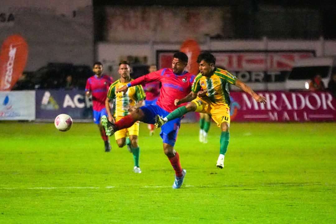 Municipal derrota a Xinabajul, pero la afición se enfada con los árbitros