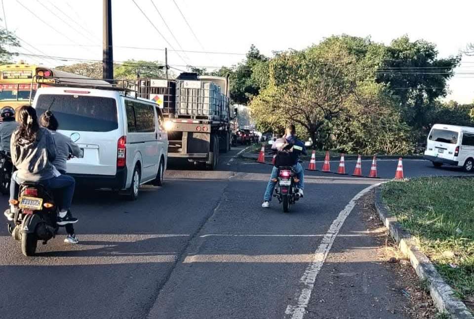 Socavamiento en Autopista a Puerto Quetzal obliga al cierre parcial de la vía