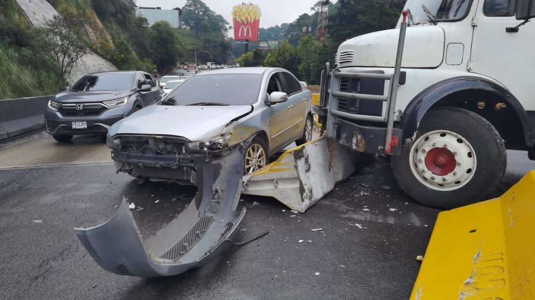 Fuerte accidente bloquea paso en Santa Rosalía