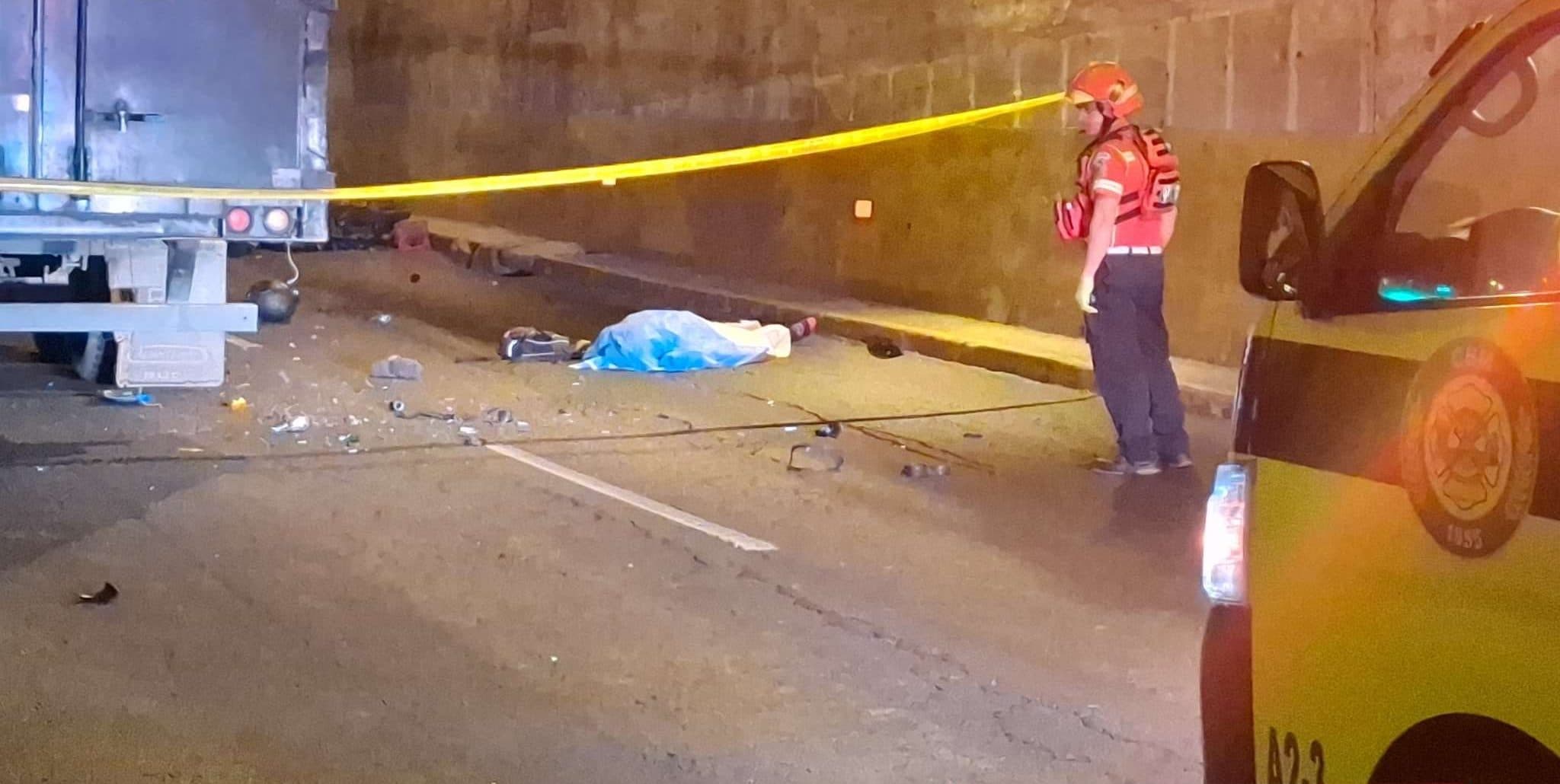 Motorista fallece tras colisión con furgón en viaducto Tecún Umán