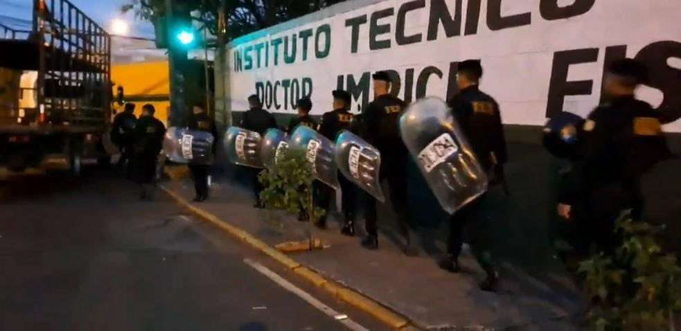 Agentes de la PNC se hacen presentes al bloqueo que paraliza zona 13