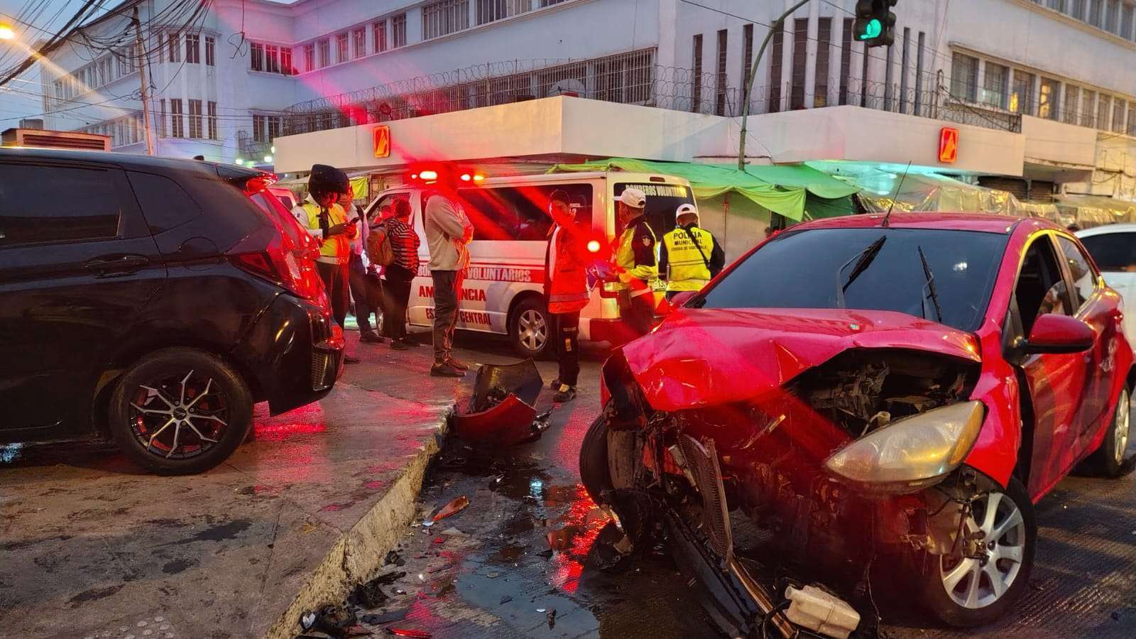 Accidente entre dos vehículos en zona 1 causa cierre temporal de la vía