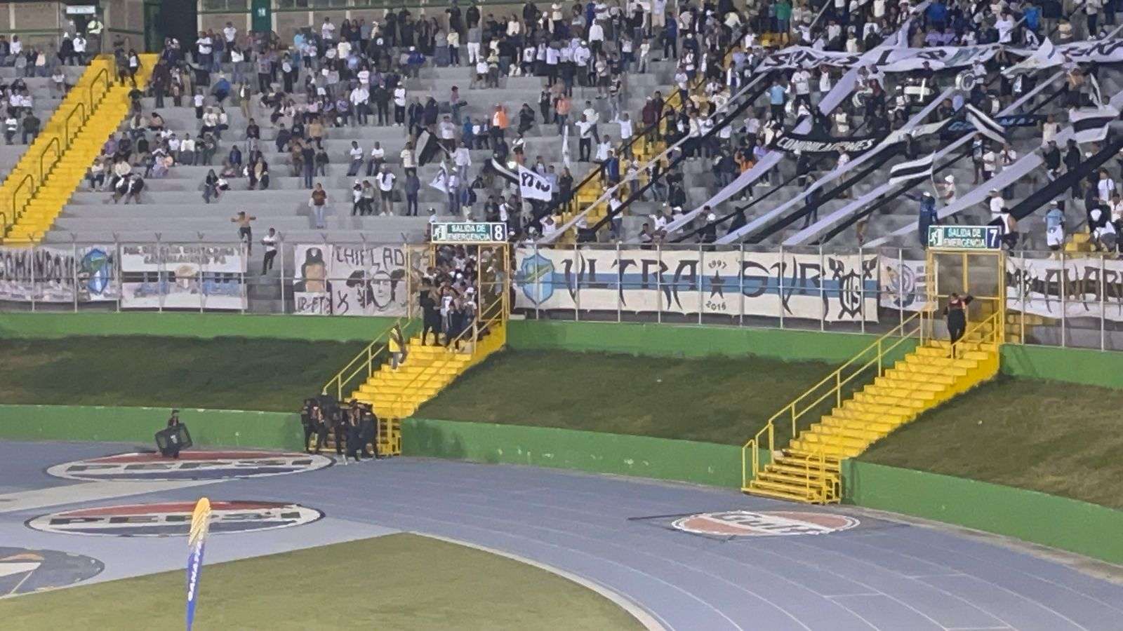 EN VIDEO | Aficionados de Comunicaciones intentan ingresar al campo