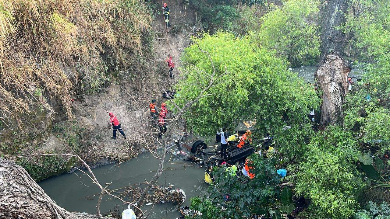 ¿Qué rutas alternas hay por accidente de bus que cayó en Calzada La Paz?