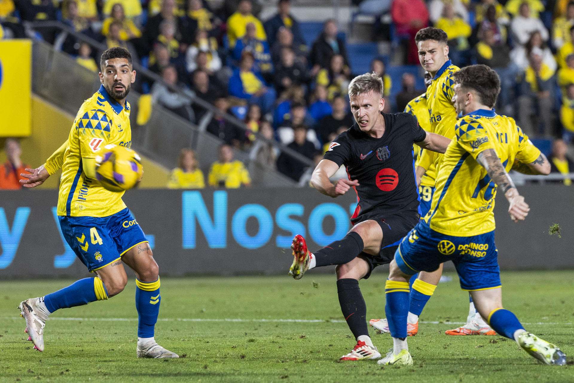 Dani Olmo y Ferran Torres mantienen líder al Barcelona
