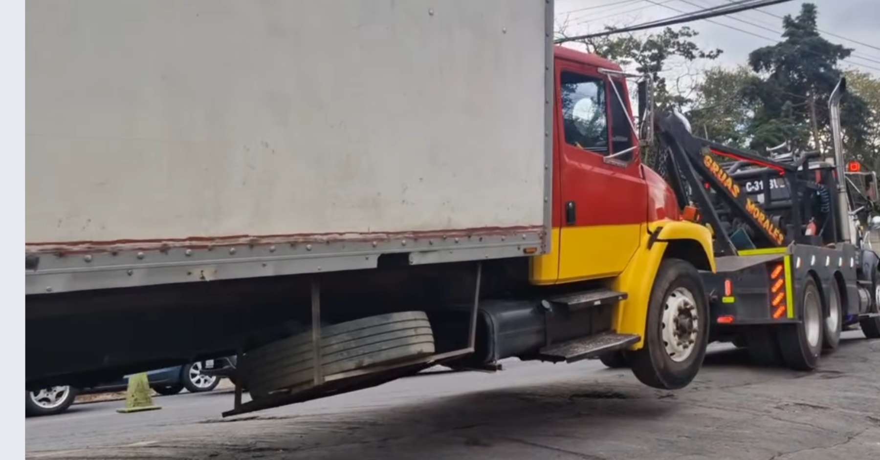 ¡Se le pasaron las copas! Camión provoca caos en Villa Hermosa y recibe multa de Q15,000