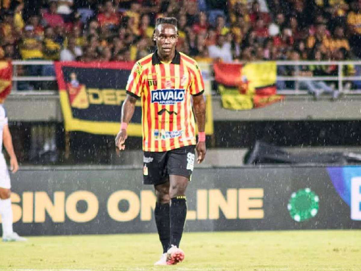 Futbolista hondureño llega a las lágrimas tras sufrir racismo en Colombia