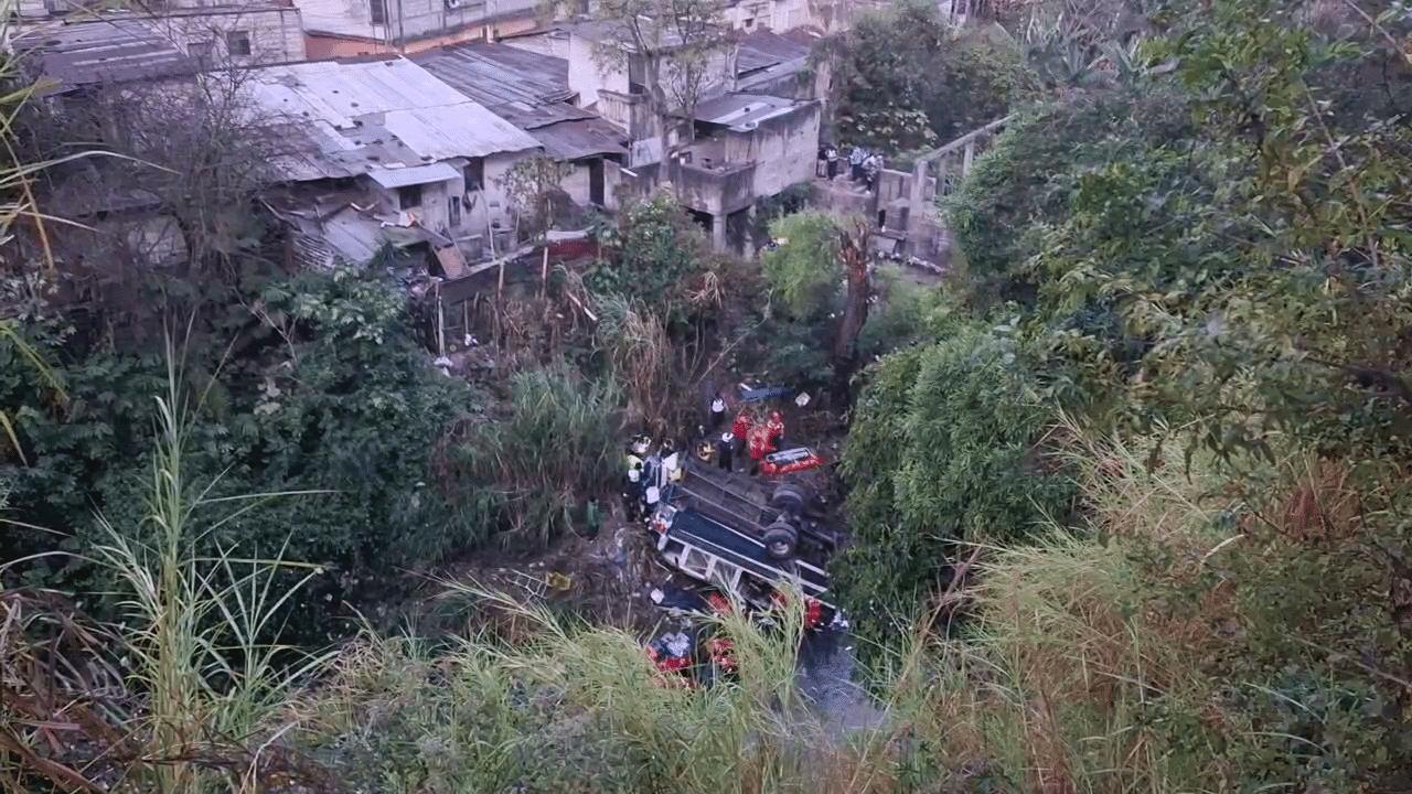 ÚLTIMA HORA | Bomberos confirman 31 muertos en accidente de bus en Calzada La Paz
