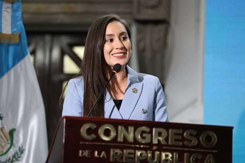 CC ordena expulsión de Karina Paz de la bancada VOS