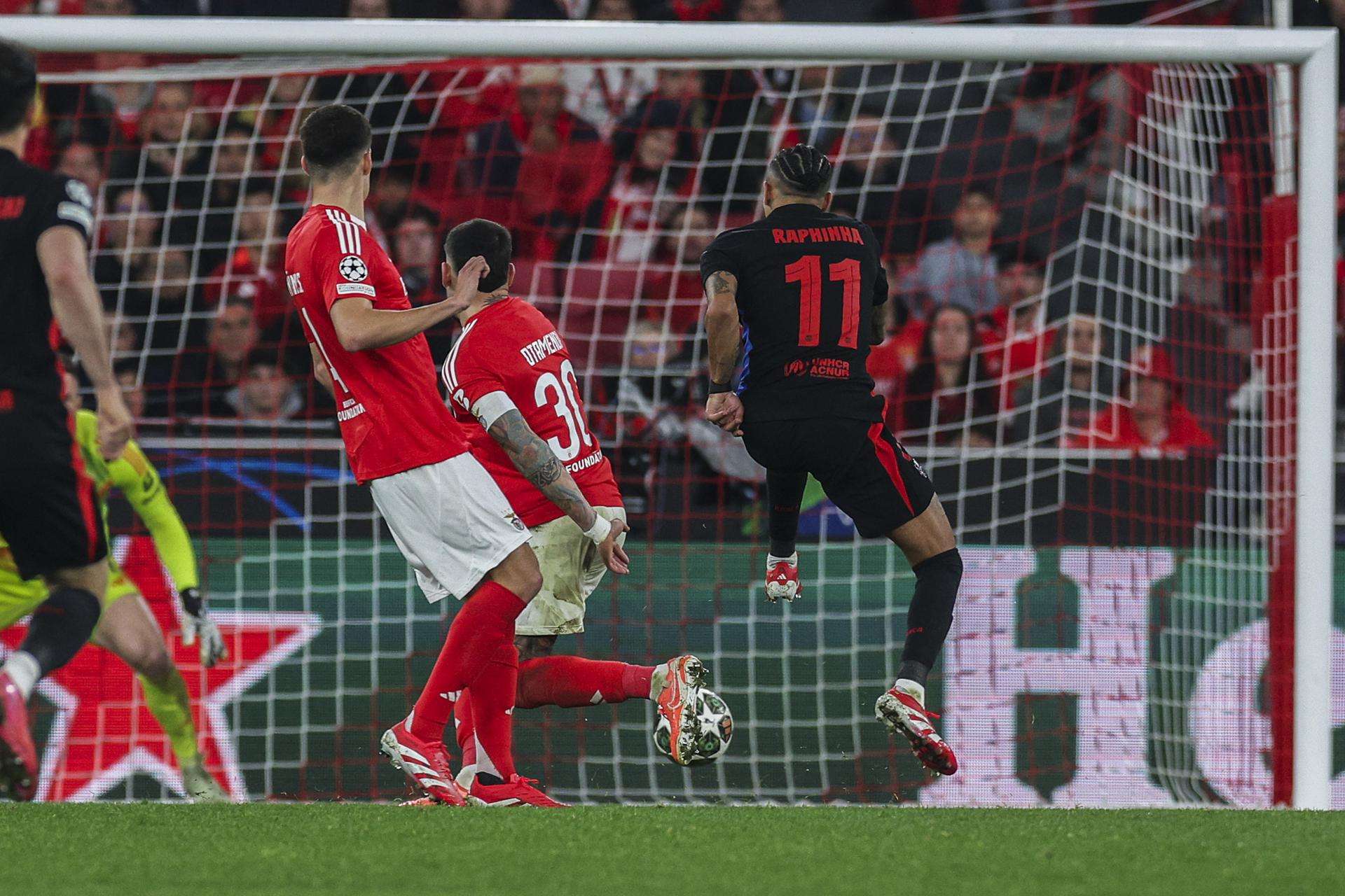Gol de Raphinha y gran actuación de Szczęsny adelantan al Barcelona