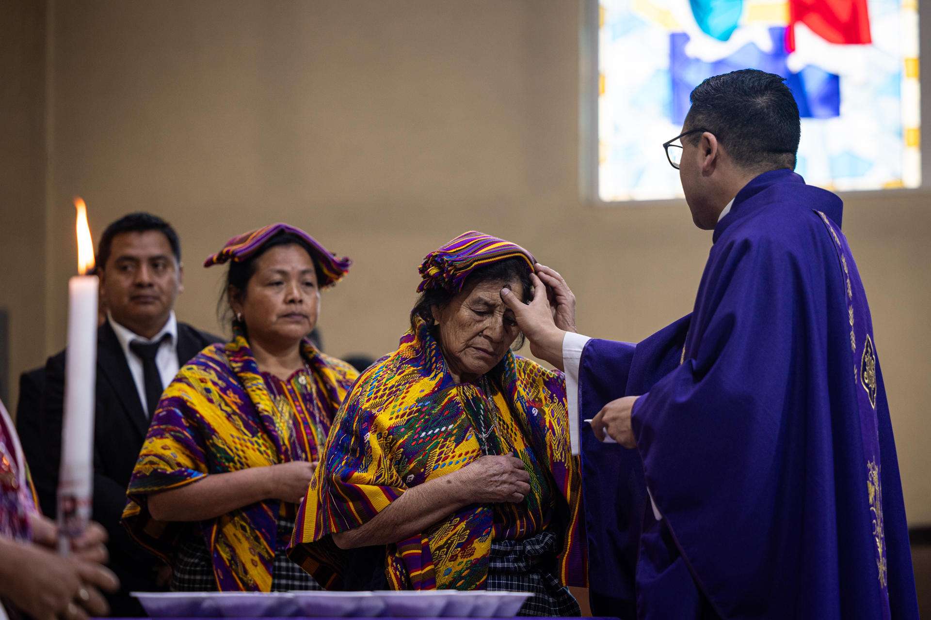Fieles católicos abarrotan las iglesias por el Miércoles de Ceniza en Guatemala