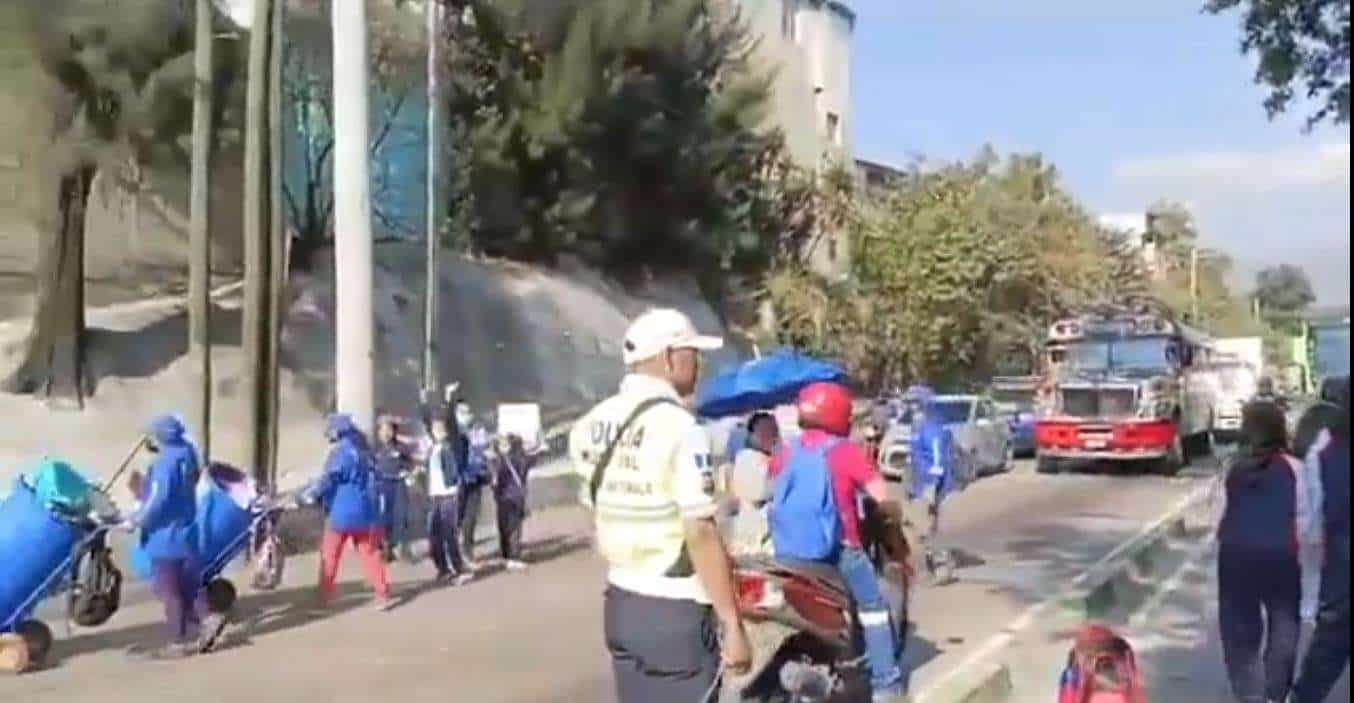 ¿Sin maestros, sin clases… y ahora sin paso? Padres de familia exigen maestros y bloquean vías en Villa Nueva