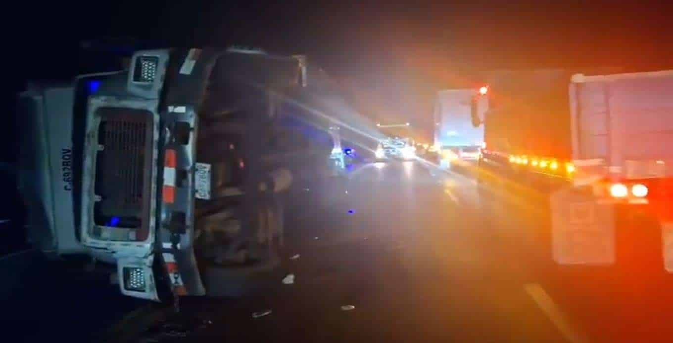 Tráiler volcado en ruta al Atlántico causa complicaciones vehiculares