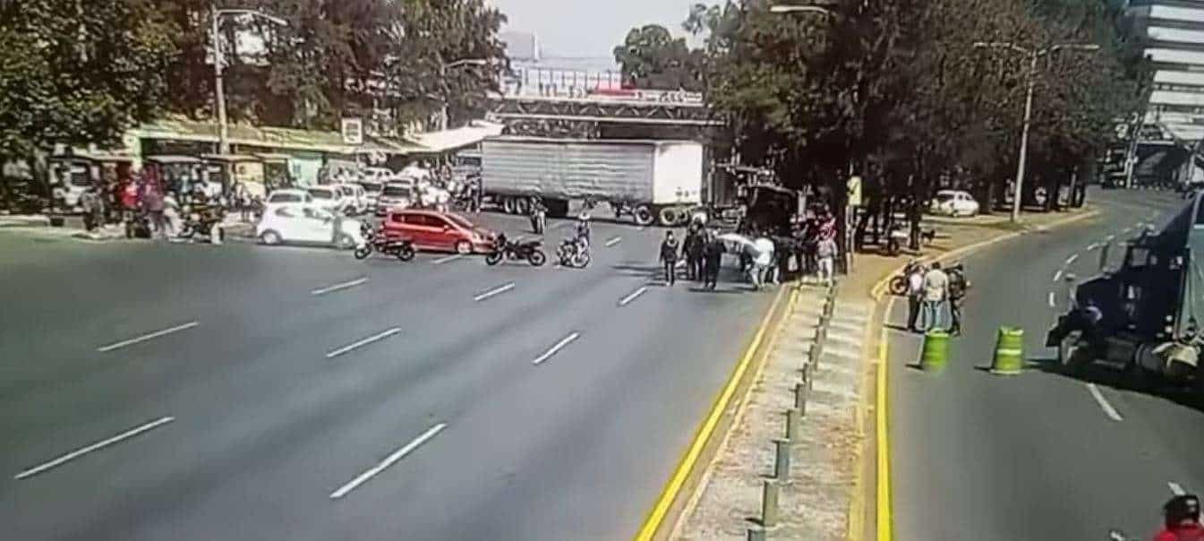 ¿Vas al Trébol? Manifestantes bloquean la vía con un tráiler