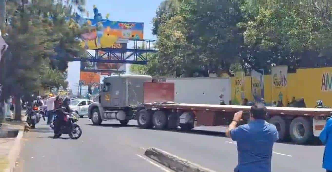 Taxistas bloquean completamente la calzada Roosevelt tras conferencia del Ejecutivo
