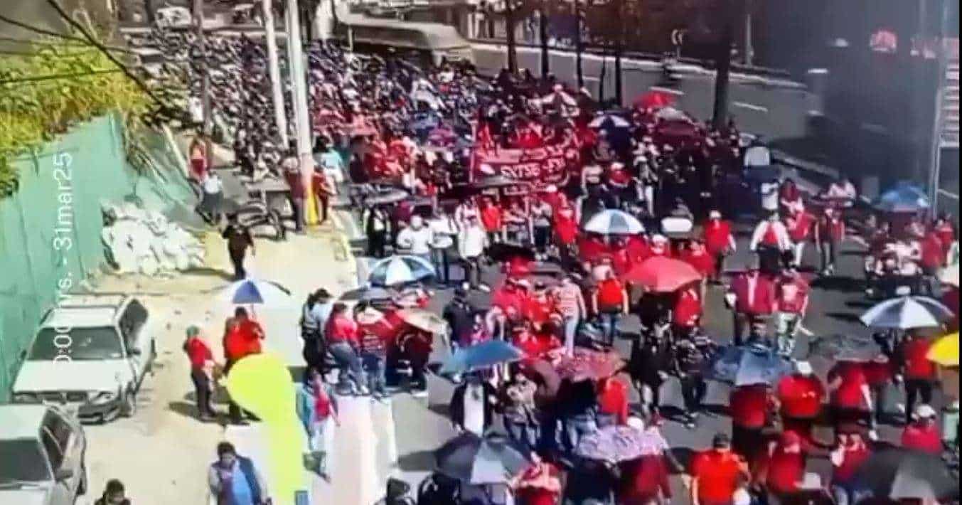 Manifestación de trabajadores de salud avanza hacia el Palacio Nacional