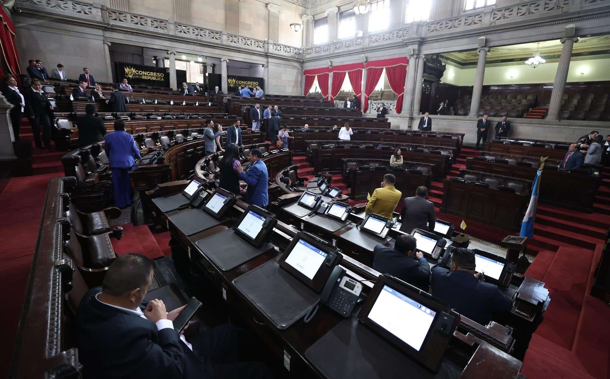 CC aplaza discusión sobre el aumento salarial de diputados