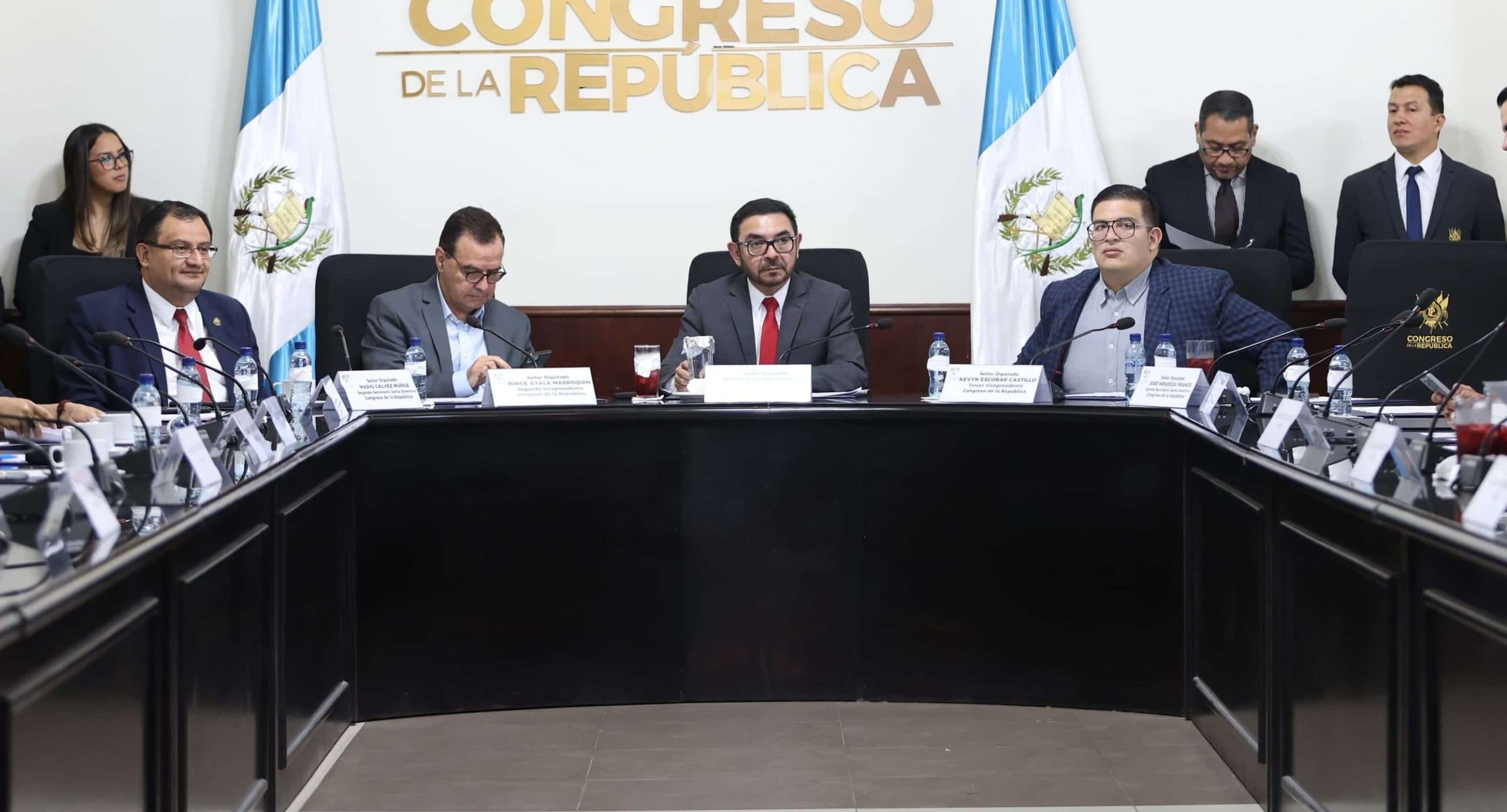 Amparo provisional frena expulsión de Jorge Castro del partido Viva