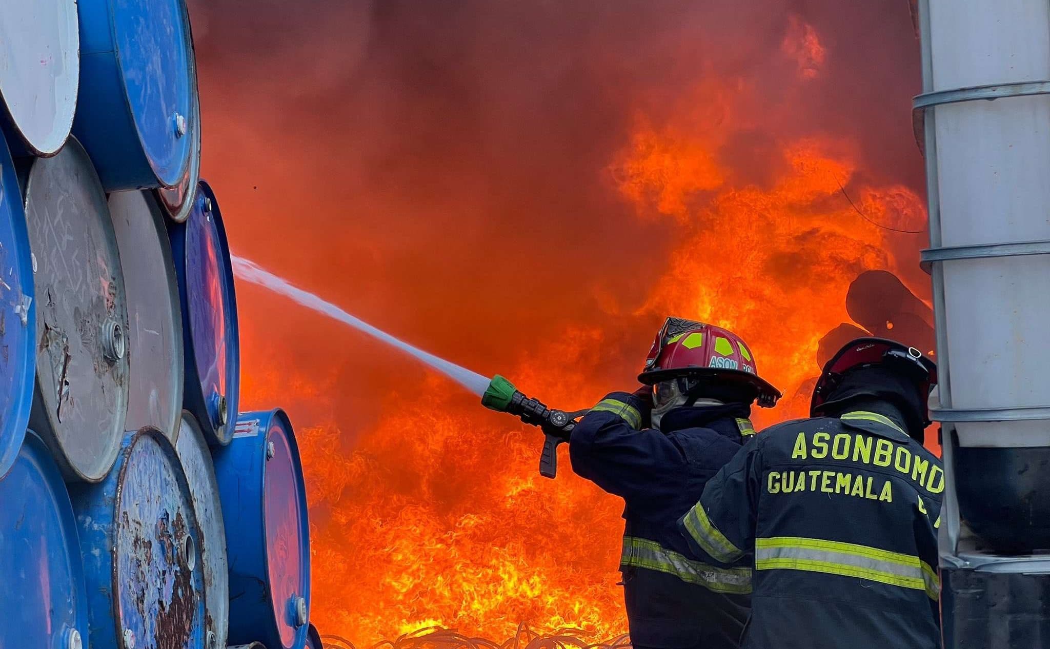 ÚLTIMA HORA | Incendio en recicladora de Sumpango pone en riesgo la zona